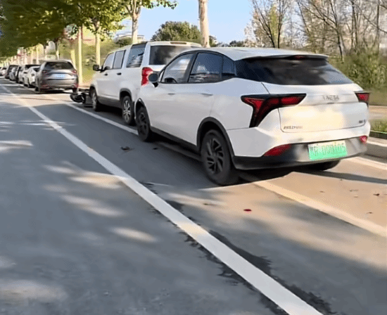 哪吒V车主处理完事务后发现车辆失踪，报警后才得知是车子自行碰撞了两辆车