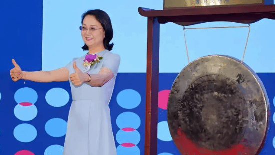 身家高达1410亿！这位中国最富有的女性，曾是一名化学教师。