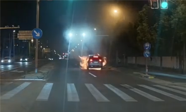 理想MEGA未发生碰撞却突然自燃！这是否与宁德时代电池有关？怎样才能确保电池不会起火