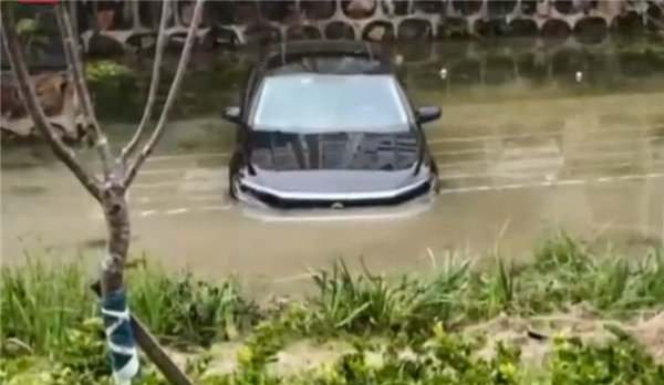 醉驾男子车内酣睡醒来发现自己已在河里：还需承担刑责