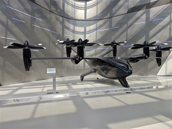 小鹏发布全新全倾转固定翼飞行汽车A868，其极速可达360km/h