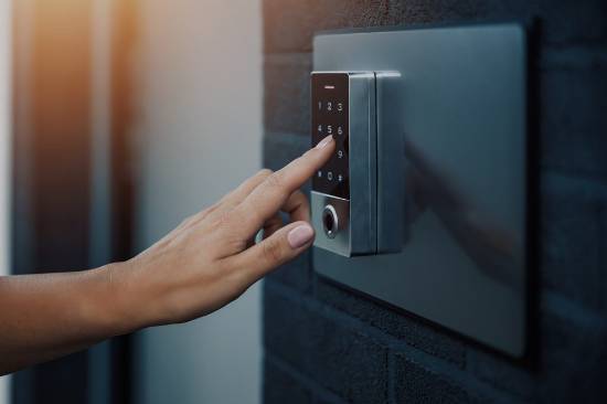 深夜开锁喊价26元上门后却收1300元，涉事商家作出回应