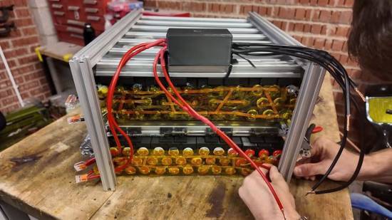 DIY达人用500支一次性电子烟，居然让自家房屋用上了电！