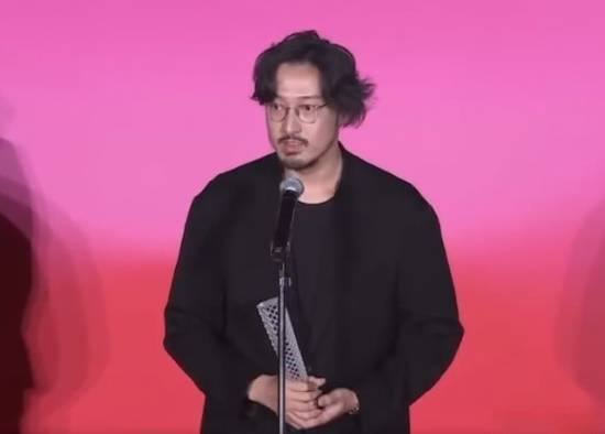 王传君领奖时表情严肃引热议，全程未展露笑容