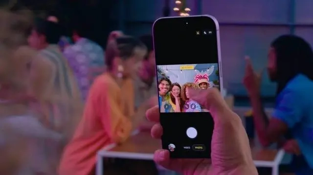 有消息称iPhone18全系列将把前置摄像头升级到2400万像素，而折叠屏机型大概率会首次采用24MP的屏下摄像头方案