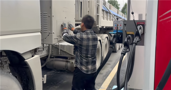 华为兆瓦级闪充实测：三枪并发，功率逼近1340kW！