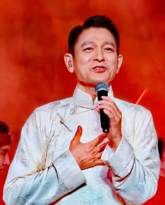 64岁的刘德华再度献唱《中国人》，全开麦演唱触动观众心弦