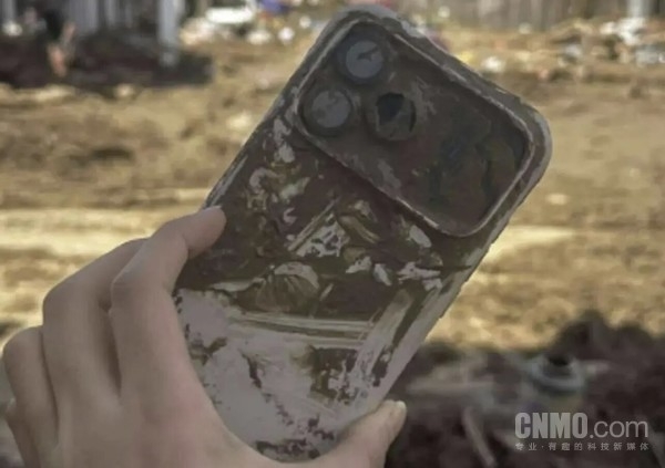 太抗造了！iPhone17ProMax被泡在洪水里整整三天居然还能用