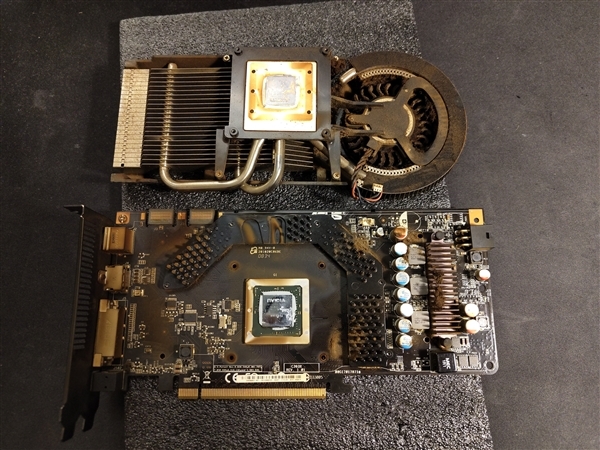 拆开后场面震撼！吸烟者使用17年的9800GT显卡：看一眼仿佛要吸入致癌物