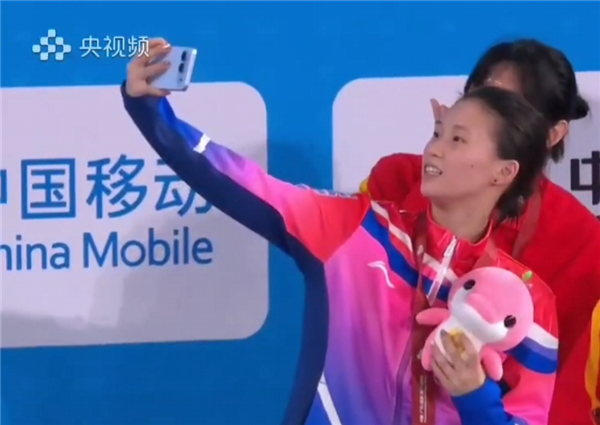 荣耀500真机首次亮相！全新横向跑道后摄外观看齐iPhoneAir