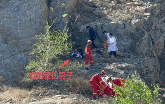 5口之家爬野山被AI误导遇险！男子失足滑落险酿悲剧