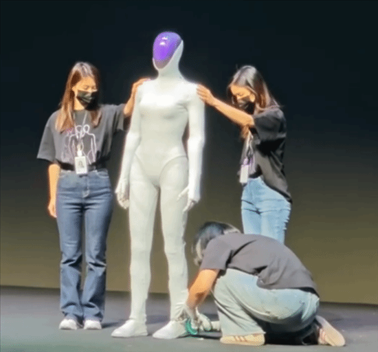 小鹏曾拒绝当场为"女性机器人"脱衣：不被信任的话也没办法