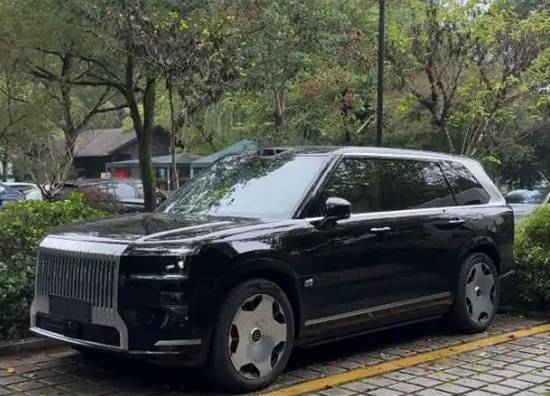 杭州一男子结婚时，朋友随礼送上一辆极氪9X豪车，这份贺礼引发了广泛关注