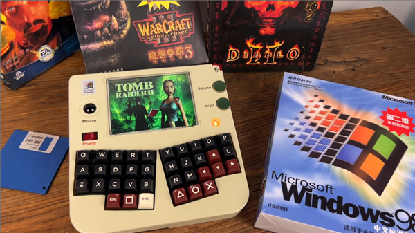 情怀拉满！玩家自制Windows98掌机PC，带你梦回1998