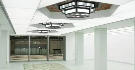 博物馆志愿者随手擦拭脏镜子，竟毁坏了一件艺术品，网友质疑：这也算艺术？