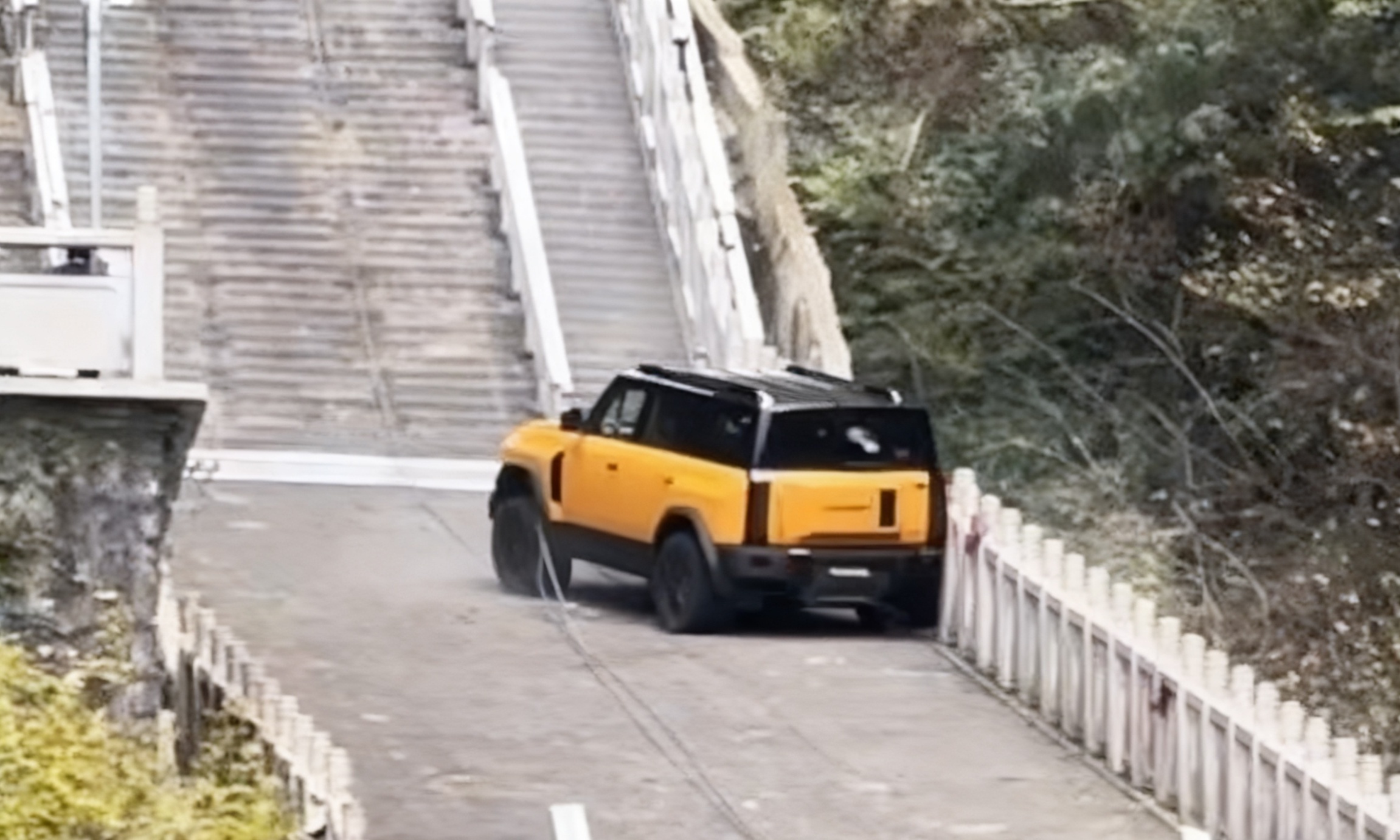 意外！奇瑞挑战天门山999级台阶失利，撞损护栏后迅速致歉