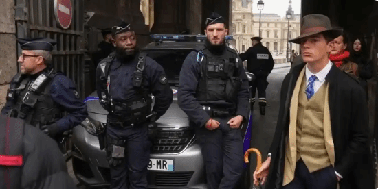 卢浮宫“礼帽少年”意外出圈曾被猜测是侦探实际是15岁男孩