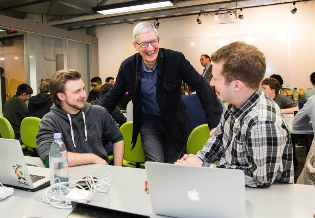 苹果已在筹备库克明年的退休事宜，继任人选渐趋明朗