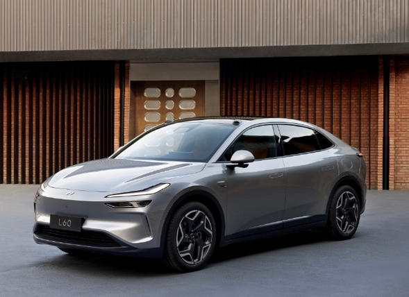 女子刚花13万7买了三天的新车，遭宝马追尾后报废，保险仅赔付11万元