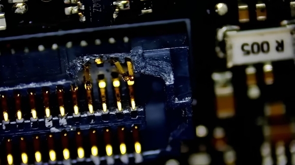 价值1万美元的RTXRPO6000专业显卡因PCIe接口损坏彻底变砖，维修已无可能