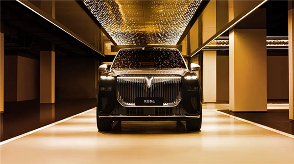 目标锁定45万元以上价位！岚图高管发声：大六座SUV领域，泰山与问界M9是焦点