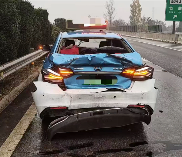 出租车错过高速出口急刹减速，致54人大客车陷入险境！