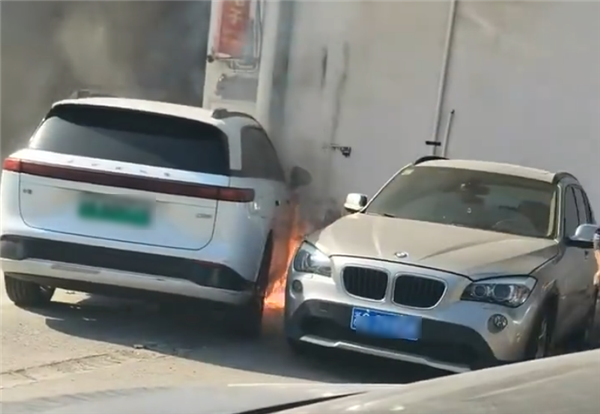 新能源汽车突发自燃，旁边的宝马车主急坏了：想挪车却发现小电瓶没电了