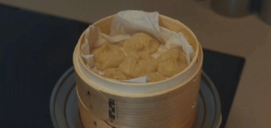 日剧教你小笼包的吃法：第一个蘸盐、第二个蘸醋、第三个蘸酱油……