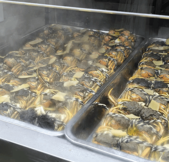 华中科技大学食堂推出8.8元一只的大闸蟹，学生称：果然没让我失望