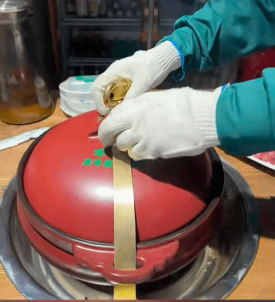 火锅店给菌汤锅上锁：内有见手青，防止顾客误食中毒