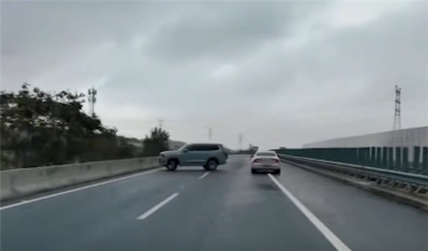 高速上突然掉头致后方小车急刹避让涉事司机称误判逆行想纠正