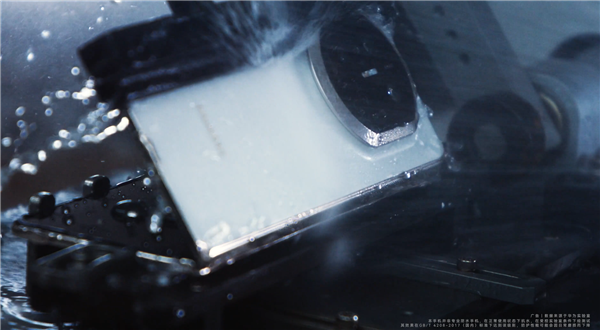 华为MateX7首发折叠玄武架构！抗摔性能升级，80℃热水无压力