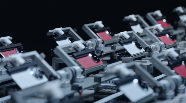 华为MateX7首发折叠玄武架构！抗摔性能升级，80℃热水无压力