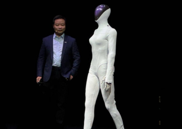 何小鹏表示，小鹏IRON人形机器人的成本与售价均和汽车相近