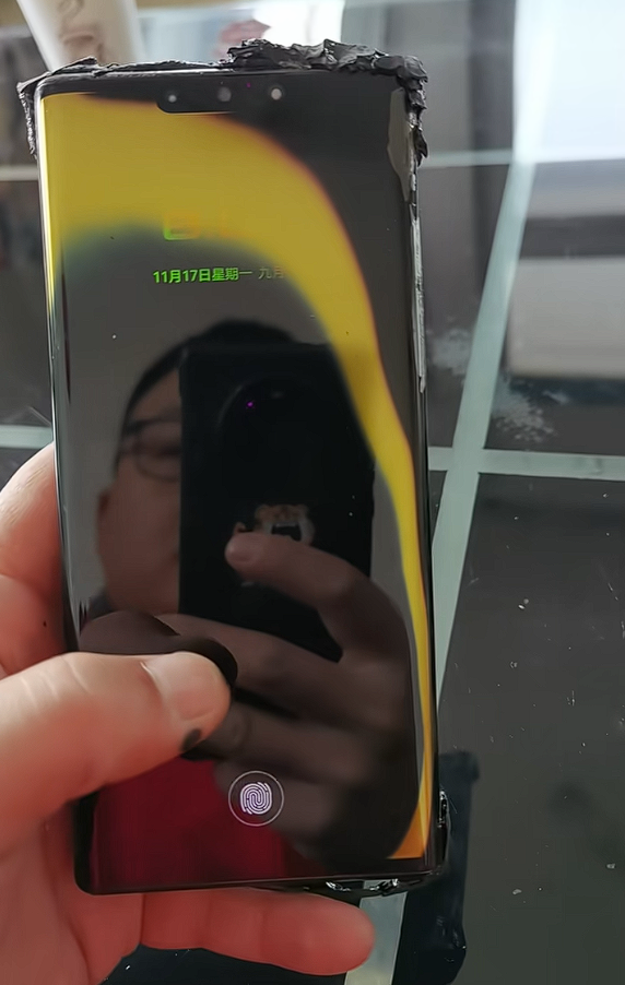 华为Mate30RS保时捷设计版遭烈火焚烧至外观尽毁，竟仍可充电运行游戏