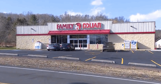 美国黑熊追逐男孩闯入商店径直跳上收银台