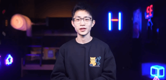 何同学定制广告视频的商业报价为77万，视频植入的价格是44万