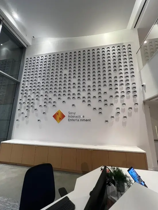 索尼把办公室的墙面全部用PS5手柄铺满了网友感叹：这造价肯定超贵！
