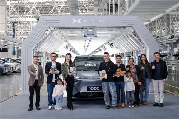 何小鹏表示：100万对小鹏而言是全新征程的开端，将继续奔赴星辰大海
