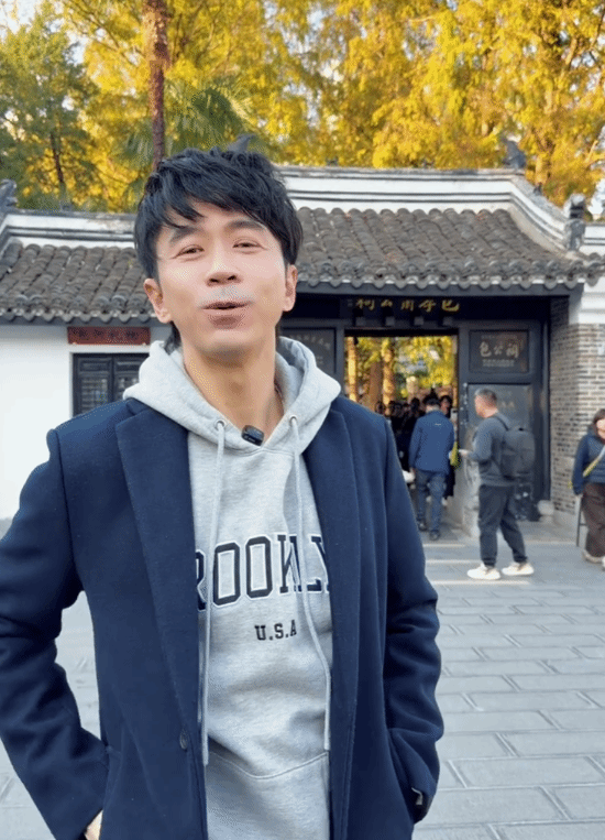 光良在公园偶遇拍婚纱照的情侣与市民合唱《童话》送上祝福