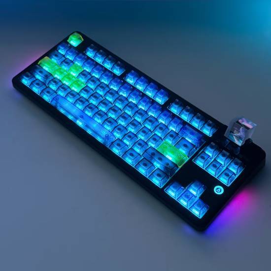 全球首款棱镜键盘，搭载棱镜屏幕，营造出幻境般的光学效果