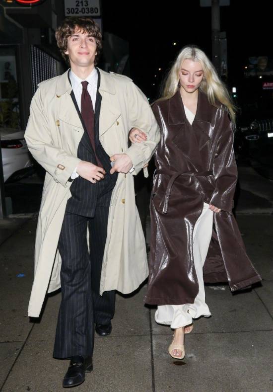 安雅·泰勒-乔伊与丈夫现身洛杉矶街头：这是什么神仙组合与喜剧人搭档