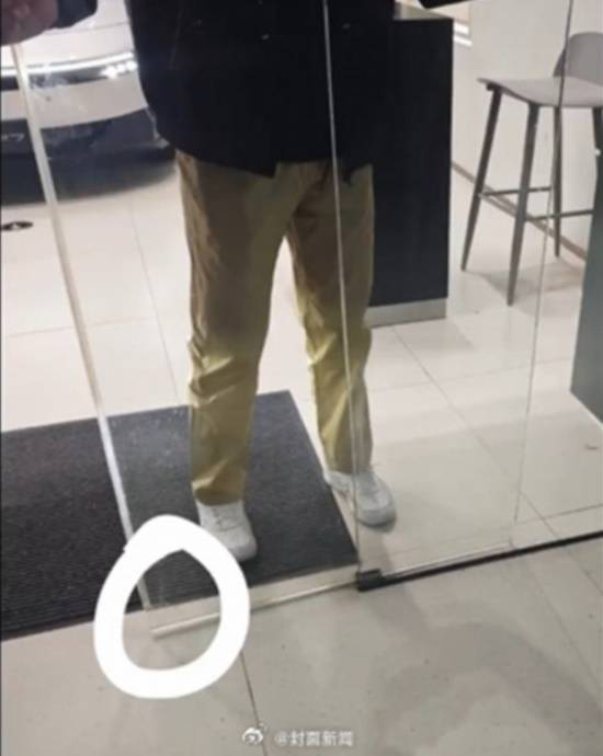 小鹏就“脚夹门”事件作出回应：涉事员工遭顶格处理，门店店长受到惩戒