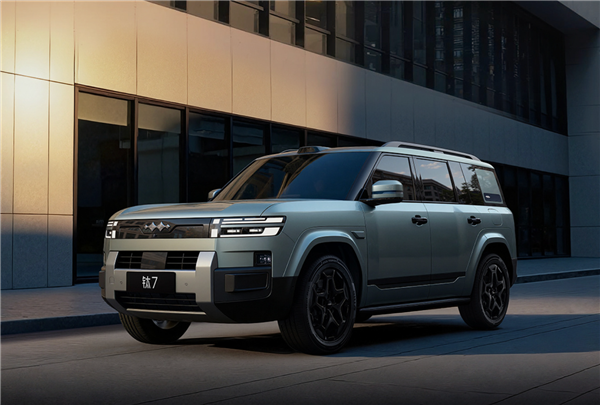 博主劝车企别再扎堆推出传统家用SUV，盛赞方程豹钛7选对了方向