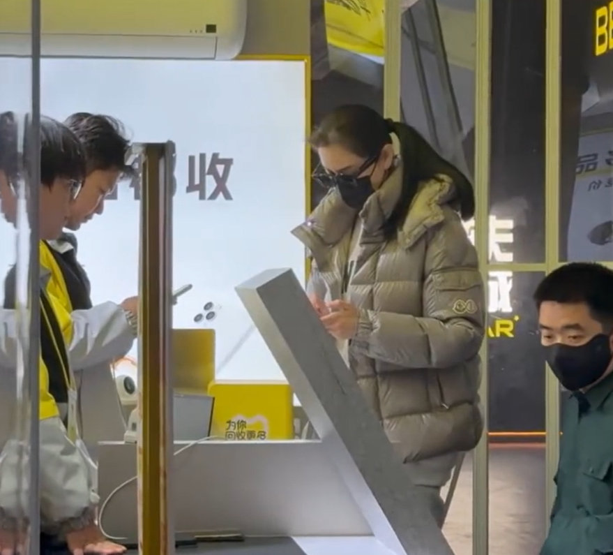 百亿身家的李想夫妇现身二手手机回收店，这般勤俭持家真难得！