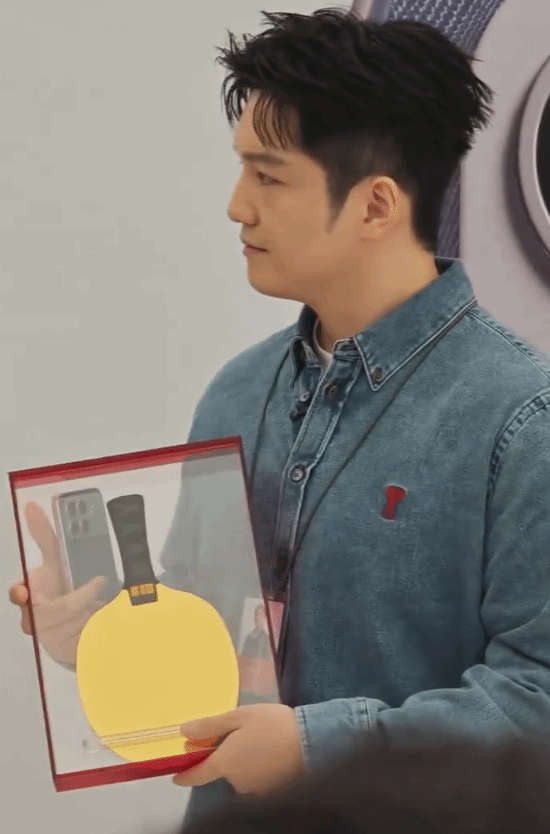 樊振东惊喜现身深圳小米之家担任一日店长小米为其送上黄金球拍