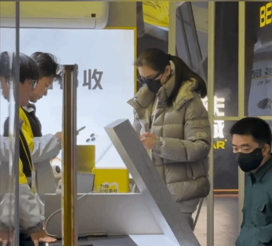 李想夫妻出现在二手手机回收店网友感慨：百亿富豪确实懂得精打细算