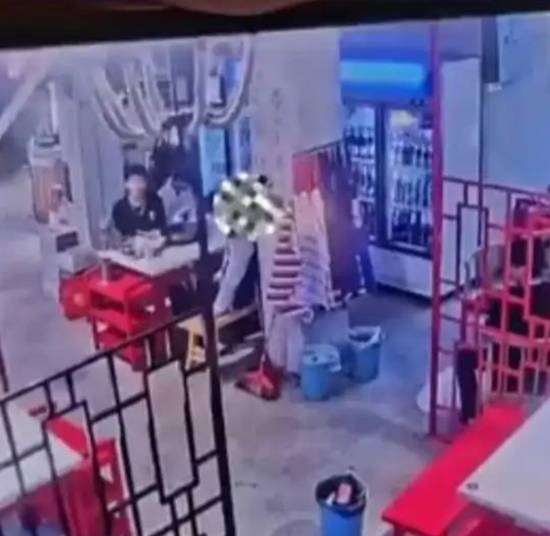 男子被幼猫抓伤咬伤后将其摔死，猫主提出承担医药费的要求却遭拒绝