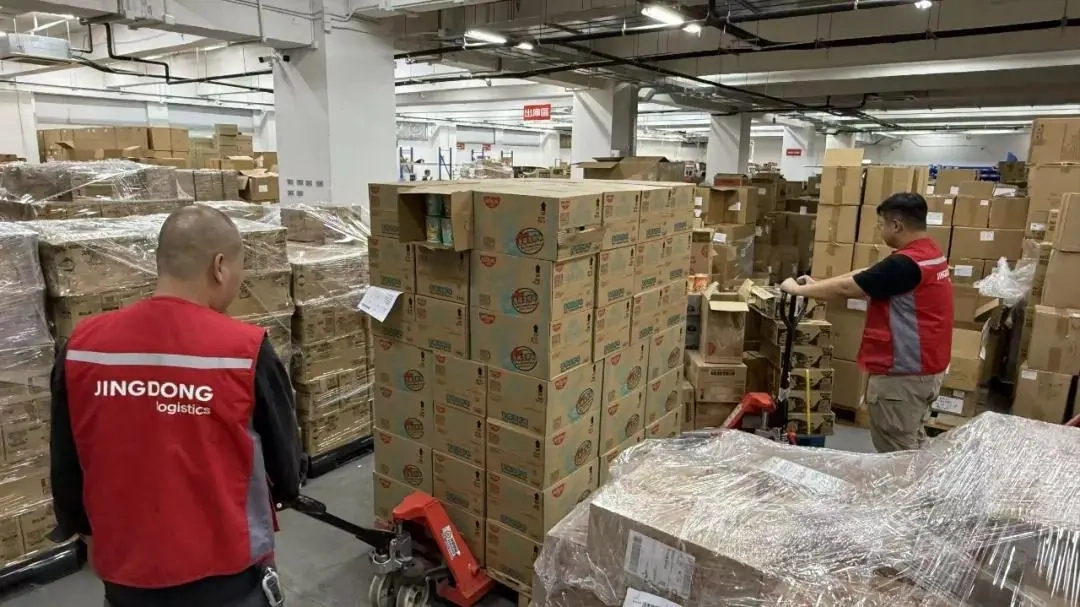 京东紧急支援香港大埔火灾首批救援物资于当晚从周边仓储调配发出