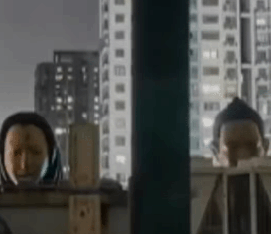 网友称被楼顶诡异人头雕像“盯”得做噩梦，涉事商场作出回应